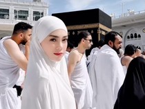 Potret Haru Celine Evangelista Jalani Umrah