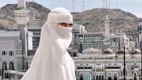 Aku bersaksi bahwa tidak ada Tuhan selain Allah, dan aku bersaksi bahwa Nabi Muhammad adalah utusan Allah, tulis Celine Evangelista dalam Instagram miliknya dilihat detikcom.