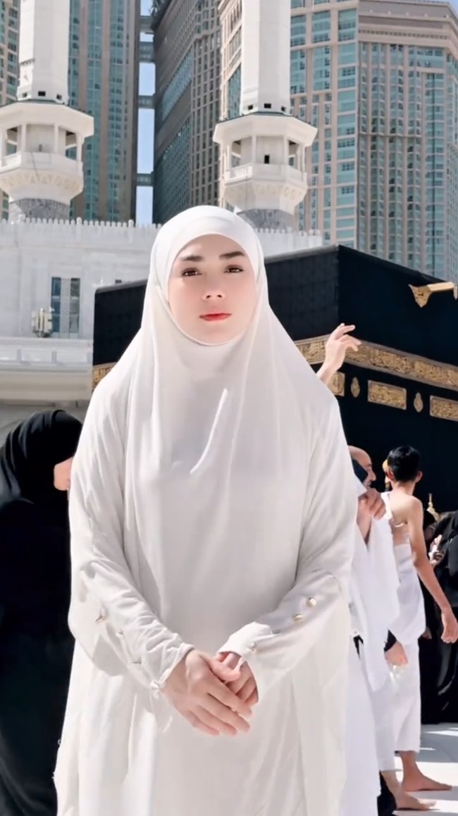 Celine berharap dapat terus istiqomah dan memohon doa agar langkah hijrahnya diberi kemudahan serta perlindungan oleh Allah SWT. Foto: Instagram @celine_evangelista