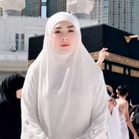 Celine berharap dapat terus istiqomah dan memohon doa agar langkah hijrahnya diberi kemudahan serta perlindungan oleh Allah SWT. Foto: Instagram @celine_evangelista
