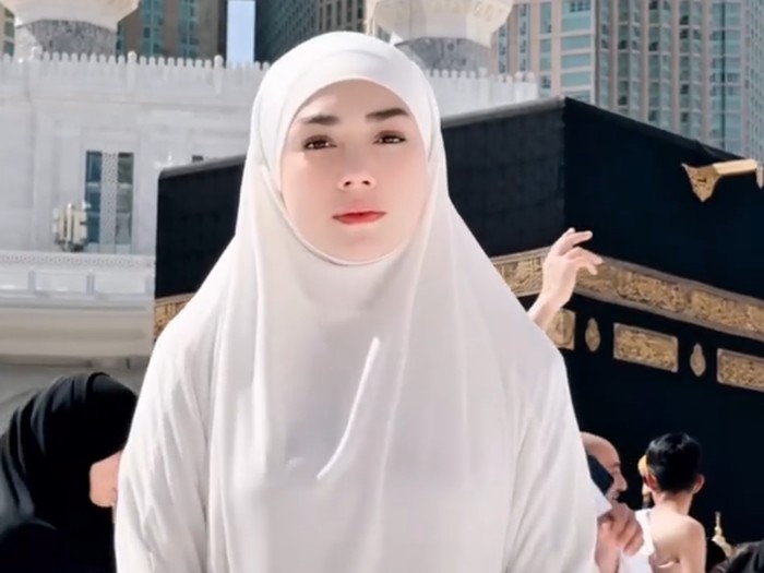 Celine Evangelista Umrah