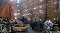 Makanan dari tanah liat ini juga digunakan pelengkap berbagai acara budaya Jawa. Di antaranya sedekah bumi, selamatan panen sawah hingga kini.