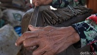 Keluarga Rasimah (72) asal Dusun Trowulan, Desa Bektiharjo, Kecamatan Semanding Tuban ini sejak kecil sudah diajari oleh orang tuanya membuat ampo dan diajak ke pasar untuk menjualnya.