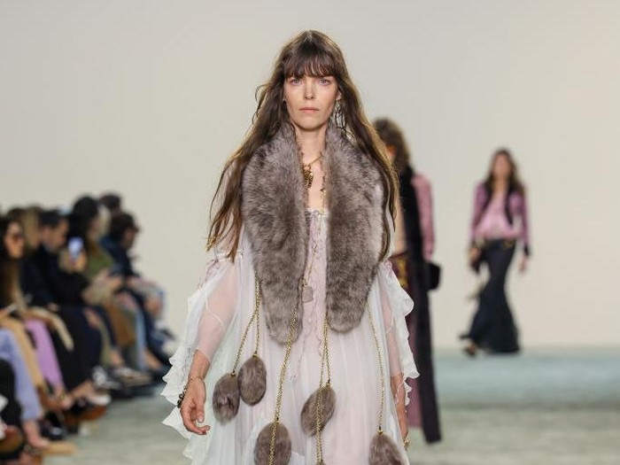 PARIS, FRANCE - MARCH 06: (EDITORIAL USE ONLY - For Non-Editorial use please seek approval from Fashion House) A model walks the runway during the Chloe Womenswear Fall/Winter 2025-2026 show as part of Paris Fashion at Tennis Club de Paris on March 06, 2025 in Paris, France. (Photo by Peter White/Getty Images)