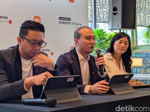 Country Director Xiaomi Indonesia Wentao Zhao (tengah) dan Marketing Director Xiaomi Indonesia Andi Renreng (kiri)