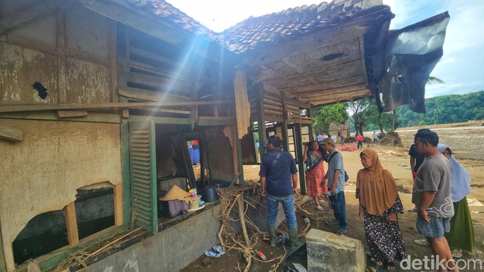 Dampak banjir bandang di Cidadap Sukabumi.