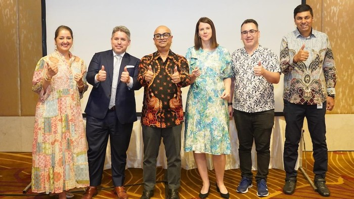 (Dari kiri ke kanan) Ms. Anjali Pahladsingh, Head of Consular Affairs, Embassy of the Kingdom of the Netherlands in Jakarta; Mr. Facundo Farias, Head of Consular Affairs, Embassy of Switzerland in Jakarta; Mr. Kaushik Ghosh, Head - Australasia, VFS Global; Ms. Patrícia N. Pankovics, Consul, Embassy of Hungary in Jakarta; Mr. Jamie Bayer, Consular Attaché, Austrian Embassy in Jakarta; and Mr. Prashant Kansara, Head of Operations - Indonesia and Malaysia, VFS Global.