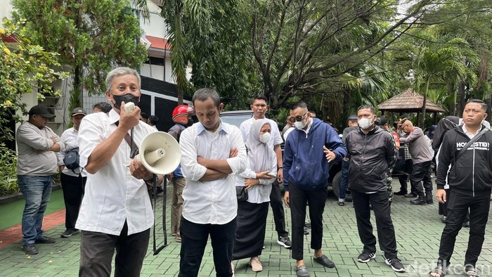 Demo calon PPPK Pemkot Makassar di halaman Kantor DPRD Makassar.