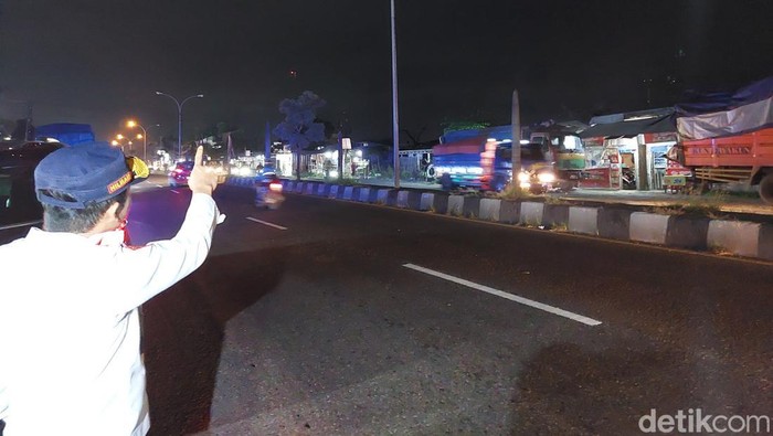 Dinas Perhubungan Cirebon saat menunjukan kondisi PJU di jalur Pantura Cirebon yang mati.