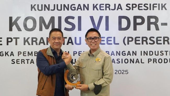 Direktur Utama PT Krakatau Steel (Persero) Tbk Muhamad Akbar Djohan dan Ketua Komisi VI DPR RI Eko Hendro Purnomo