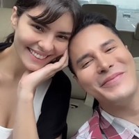 Jarang tersorot, kebersamaan antara Dokter Oky dan istrinya beberapa kali tampak dibagikan ke Instagram. Paras cantik sang istri pun kerap curi atensi dan jadi sorotan. Foto: Instagram/@dr.okypratamaa