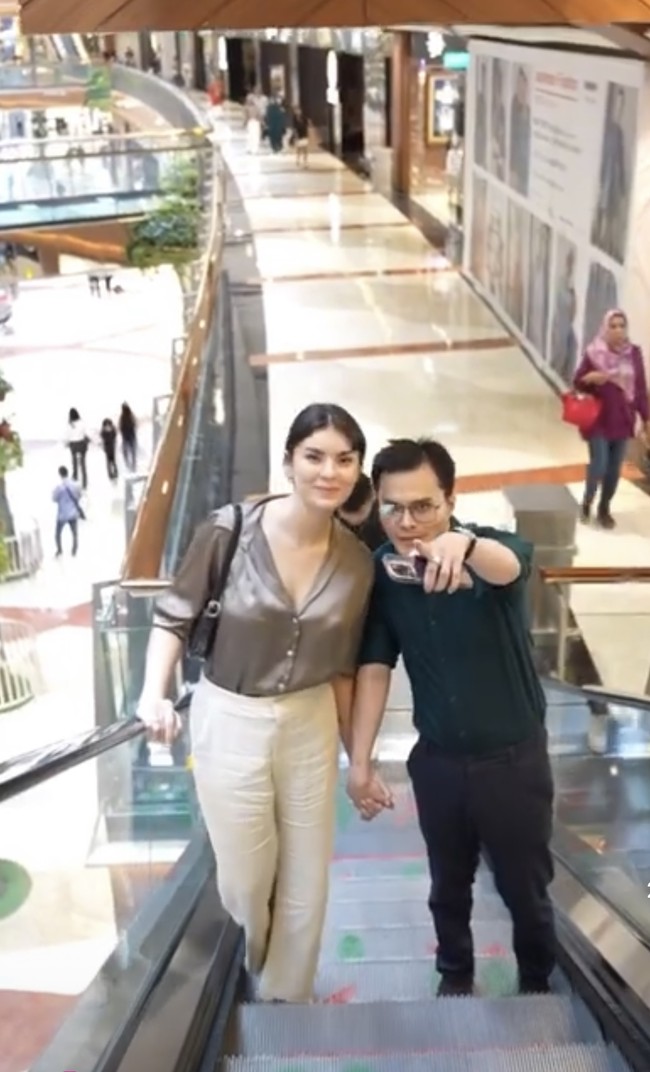 Dalam beberapa unggahannya keduanya juga kerap memamerkan kemesraan mereka. Seperti dalam foto yang satu ini, tampak keduanya yang bergandengan tangan saat sedang berjalan-jalan di sebuah pusat perbelanjaan. Foto: Instagram/@dr.okypratamaa