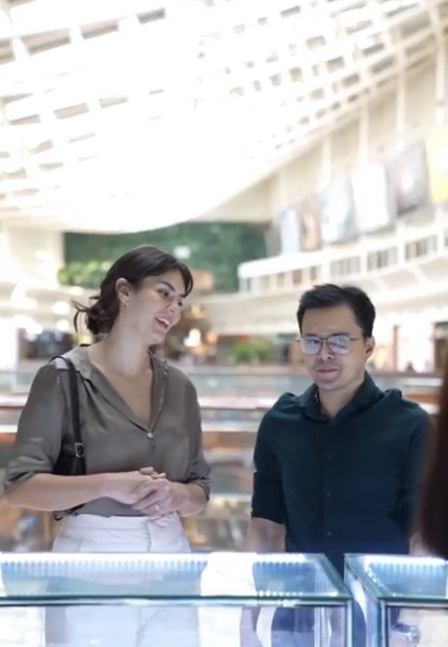 Sebelum resmi menikah, Dokter Oky juga sempat mengunggah pas foto berlatar biru dirinya dan Sarah. Unggahannya itu sempat mengejutkan publik dan membuat banyak yang penasaran dengan sosok Sarah. Foto: Instagram/@dr.okypratamaa