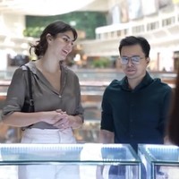 Sebelum resmi menikah, Dokter Oky juga sempat mengunggah pas foto berlatar biru dirinya dan Sarah. Unggahannya itu sempat mengejutkan publik dan membuat banyak yang penasaran dengan sosok Sarah. Foto: Instagram/@dr.okypratamaa