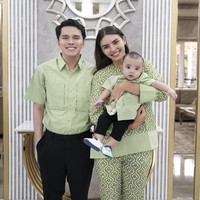 Program kehamilan yang dijalani Dokter Oky dan Sarah pun membuahkan hasil. Kini keduanya telah dikaruniai seorang anak laki-laki yang tampan. Foto: Instagram/@bemsmithopra