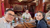 Bahkan dr Oky mengajak Nikita Mirzani dan Preesin Prabowo untuk berswa foto sebelum menikmati hidangan di atas meja. Foto: Instagram @dr.okypratamaa