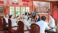 Kedekatannya dengan Nikita Mirzani pun terlihat saat menghadiri jamuan makan bersama Presiden Prabowo dan teman artis lainnya. Foto: Instagram @dr.okypratamaa