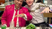 Momennya yang satu ini juga tak kalah mencuri perhatian. Ia menikmati sate di restoran bersama pengacara kondang Hotman Paris.  Foto: Instagram @dr.okypratamaa