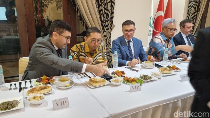 Dubes Turki Talip Kucukcan buka puasa bersama Menteri Budaya Fadli Zon. Kucukcan menunjukkan takjil khas masyarakat Turki pada bulan Ramadan. (Kurniawan F/detikcom)