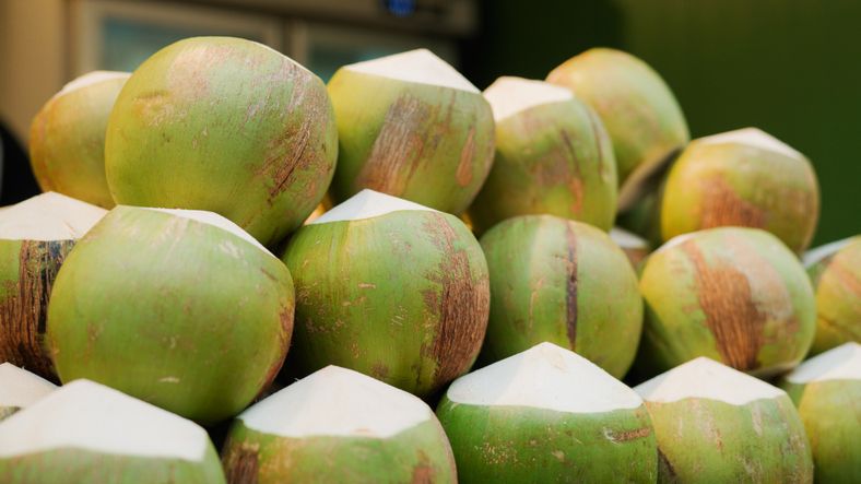 Duh! Penjual Ini Sudah Belah 4 Butir Kelapa, Ternyata Tak Jadi Dibeli