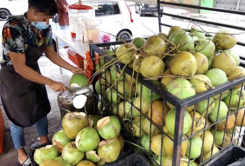 Duh! Penjual Ini Sudah Belah 4 Butir Kelapa, Ternyata Tak Jadi Dibeli