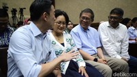 Tampak hadir di kursi pengunjung mantan Menteri Kominfo Rudiantara.    