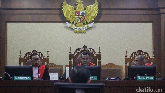 Terdakwa kasus dugaan korupsi impor gula Thomas Lembong mengikuti sidang lanjutan dengan agenda pembacaan putusan sela di Pengadilan Tipikor, Jakarta, Kamis (13/3/2025).