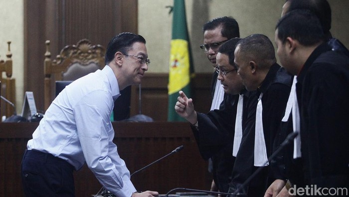 Terdakwa kasus dugaan korupsi impor gula Thomas Lembong mengikuti sidang lanjutan dengan agenda pembacaan putusan sela di Pengadilan Tipikor, Jakarta, Kamis (13/3/2025).