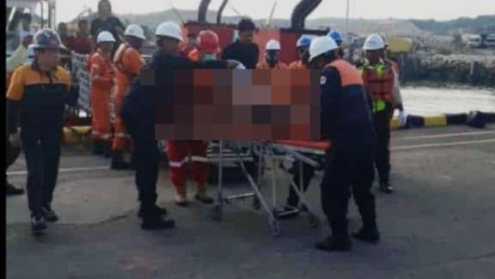 Evakuasi korban kapal meledak di Lamongan