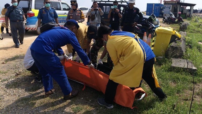 Evakuasi korban ledakan kapal di Lamongan