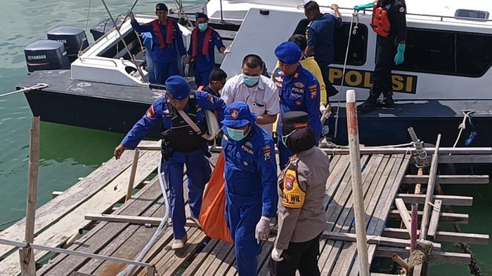 Evakuasi korban ledakan kapal di Lamongan