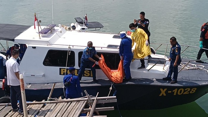 Evakuasi korban ledakan kapal di Lamongan