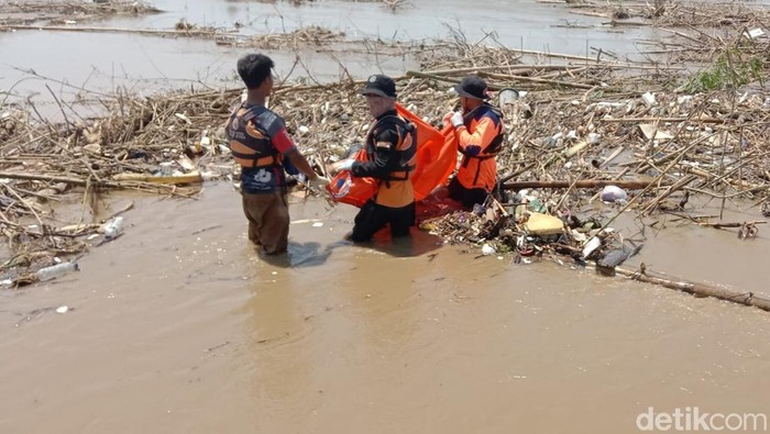 Evakuasi mayat bocah tenggelam di muara Sungai Pemali, Brebes (13/3/2025).