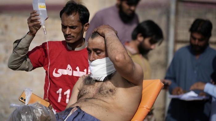 An injured passenger, rescued by security forces from a passenger train attacked by insurgents, is carried on a stretcher after arriving on a special train for the wounded and survivors, organized by the army, at a railway station in Much, in Pakistans southwestern Balochistan province, Wednesday, March 12, 2025. (AP Photo/Anjum Naveed)