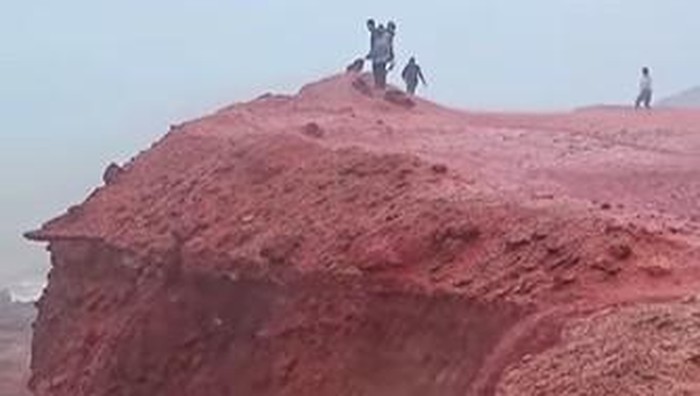 Fenomena alam hujan darah di Iran