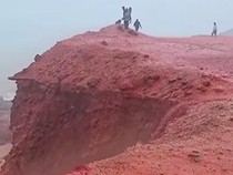 Hujan Darah Turun di Iran Bikin Turis Takjub