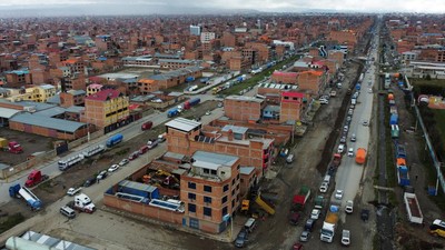 Foto Udara Antrean Panjang di SPBU Bolivia
