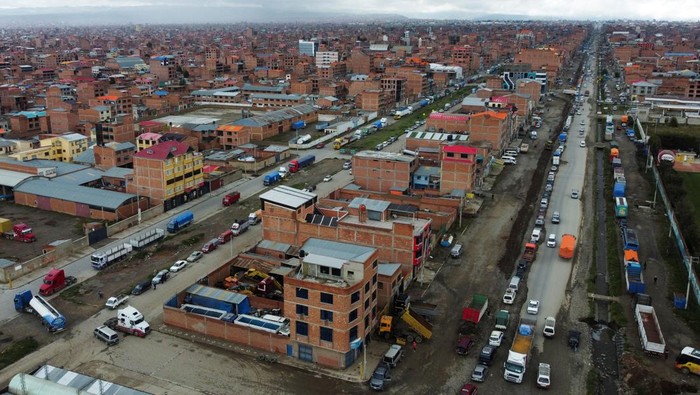 Vehicles line up to refuel due to the shortage of gasoline and diesel, in Viacha, Bolivia March 12, 2025. REUTERS/Claudia Morales     TPX IMAGES OF THE DAY