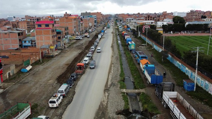 Vehicles line up to refuel due to the shortage of gasoline and diesel, in Viacha, Bolivia March 12, 2025. REUTERS/Claudia Morales TPX IMAGES OF THE DAY