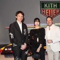 Spekulasi hubungan mereka pertama kali muncul pada 2022 dan semakin kuat setelah Lisa merilis lagu Moonlit Floor (Kiss Me) dalam album Alter Ego, yang diduga mengisyaratkan sosok Arnault. Dalam lagu tersebut, Lisa menyebut seorang pria Prancis bermata hijau yang membuatnya terpesona. Salah satu liriknya berbunyi, Saat kudengar kau berkata, Bonjour, bebe,’ aku langsung terpukau. (Foto: John Parra/Getty Images for TAG Heuer)