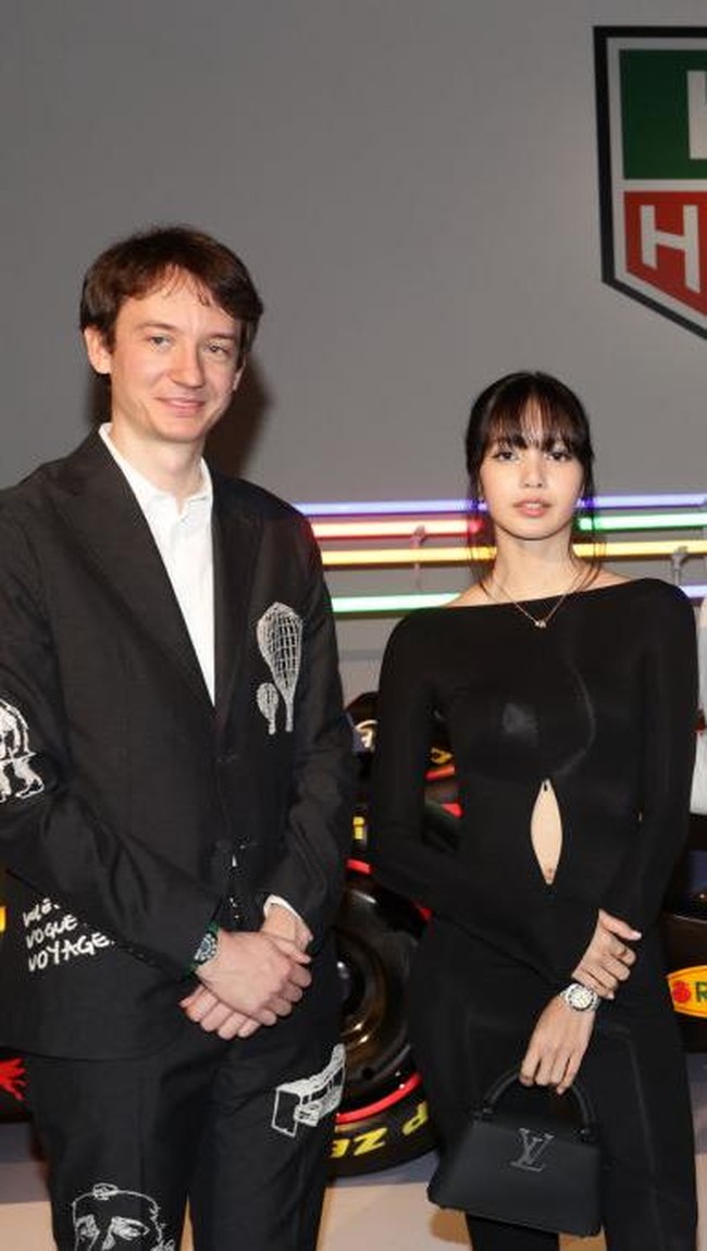 Spekulasi hubungan mereka pertama kali muncul pada 2022 dan semakin kuat setelah Lisa merilis lagu Moonlit Floor (Kiss Me) dalam album Alter Ego, yang diduga mengisyaratkan sosok Arnault. Dalam lagu tersebut, Lisa menyebut seorang pria Prancis bermata hijau yang membuatnya terpesona. Salah satu liriknya berbunyi, Saat kudengar kau berkata, Bonjour, bebe,’ aku langsung terpukau. (Foto: John Parra/Getty Images for TAG Heuer)