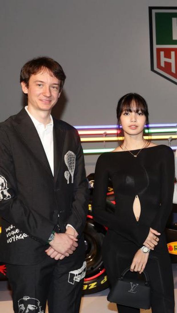 Frédéric Arnault dan Lisa BLACKPINK MIAMI, FLORIDA - MAY 03: (L-R) Frédéric Arnault, Lisa Manobal, Julien Tornare and Ronnie Fieg attends the TAG Heuer Formula 1 Kith Launch Celebration at Rubell Museum on May 03, 2024 in Miami, Florida. (Photo by John Parra/Getty Images for TAG Heuer )