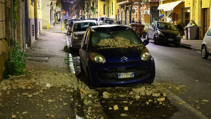 Policemen and residents wait after an overnight earthquake jolted Naples, Italy March 13, 2025. The quake struck at 01:25 local time (00:25 GMT), registering a magnitude of 4.4 according to Italy's National Institute of Geophysics and Volcanology (INGV). REUTERS/Ciro De Luca