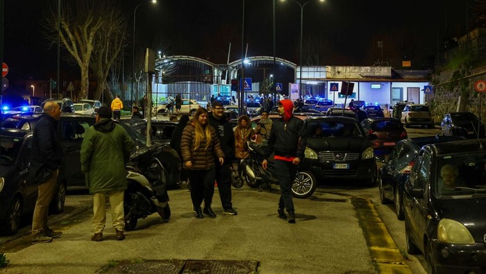 Gempa Guncang Naples Italia, Warga Panik Berhamburan ke Jalan Policemen and residents wait after an overnight earthquake jolted Naples, Italy March 13, 2025. The quake struck at 01:25 local time (00:25 GMT), registering a magnitude of 4.4 according to Italy's National Institute of Geophysics and Volcanology (INGV). REUTERS/Ciro De Luca