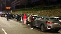 Di Bagnoli, distrik tepi laut di Naples bagian barat, sekolah-sekolah diperintahkan tutup pada hari Kamis oleh otoritas kota, yang mengatakan area tunggu juga telah disiapkan bagi warga yang takut pulang. 