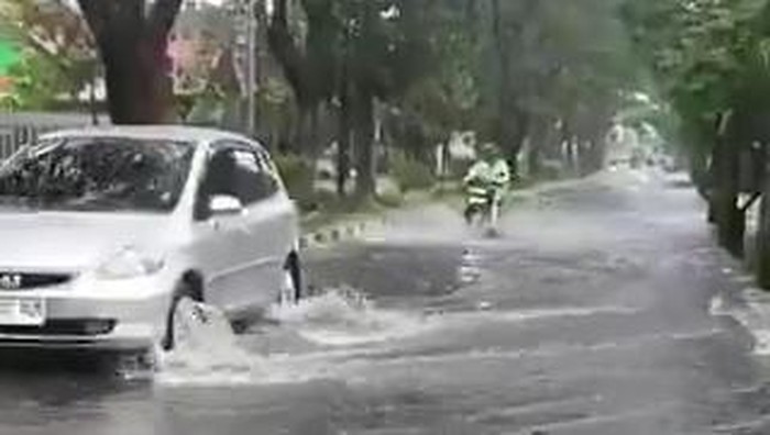 Genangan air saat hujan di Kota Malang