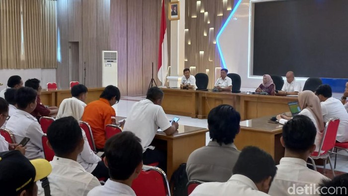Honorer R2 dan R3 saat menuntut pengangkatan PPPK kepada Sekda Kabupaten Cirebon