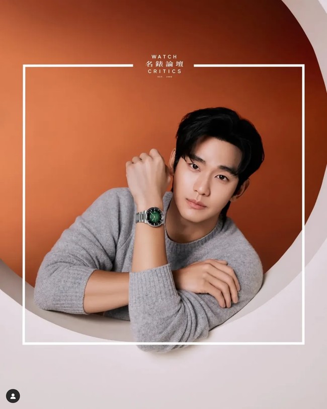 Kim Soo Hyun menjadi brand ambassador merek jam tangan mewah asal Swiss, Mido, pertama dari Asia. Dia didapuk sebagai brand ambassador Mido sejak 2021 hingga kini. Foto: Instagram