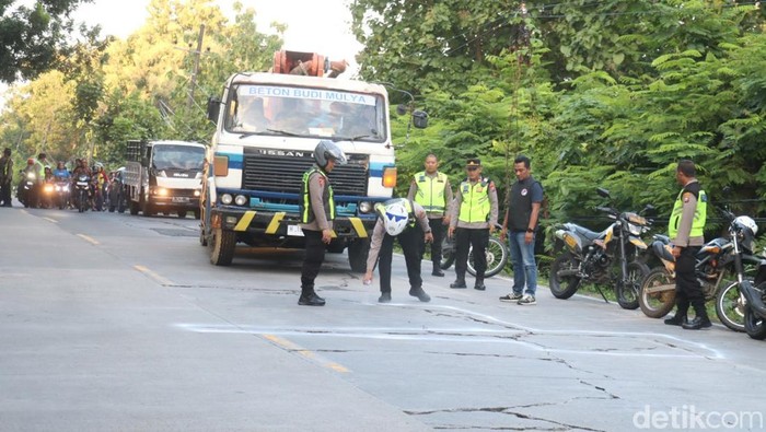 Jalan Nasional Berlubang - Rusak Jadi Perhatian Kapolres Bojonegoro Jelang Lebaran 2025