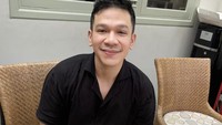 Pria 31 tahun ini pernah membagikan momen manis saat hari ulang tahunnya yang jatuh pada 12 Juni. Kala itu ia diberi cake persegi ukuran besar. Foto: Instagram jordionsu